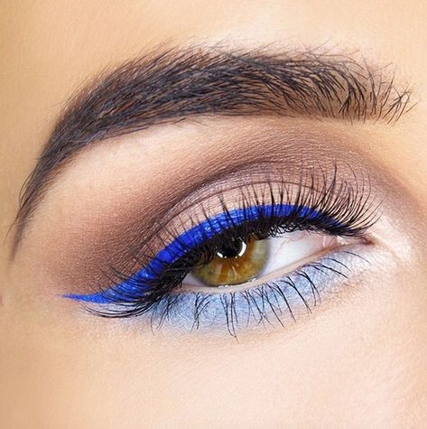 Eyeliner Bleu, Swedish Blue, Fall Makeup Trend, Ideal Makeup, Graphic Eyes, Bright Eye Makeup, Glitter Eyeshadow Palette, Blue Eyeliner, Cool Makeup Looks