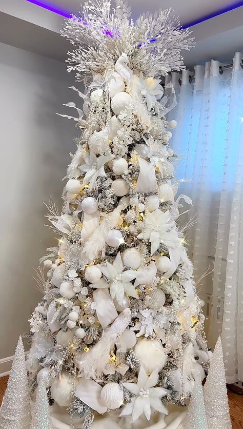 White Christmas Tree Decorating Ideas Winter Wonderland, Snow Flocked Christmas Tree Decor, White Theme Christmas Tree, Christmas Tree Silver And White, Christmas Tree White Decorations, White Themed Christmas Tree, All White Christmas Tree, Christmas Tree Winter Wonderland, Ornament Clusters