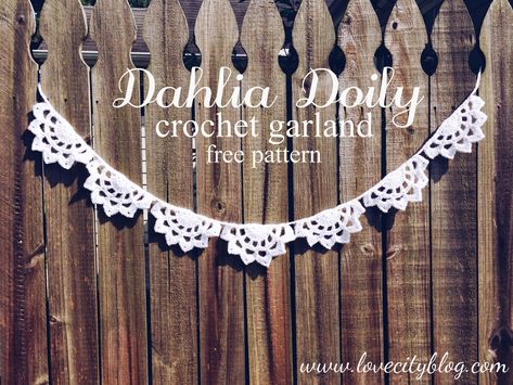 Scallop Garland, Crochet Bunting Pattern, Lace Garland, Bunting Pattern, How To Make Garland, Crochet Bunting, Crochet Garland, Doily Pattern, Crochet For Home