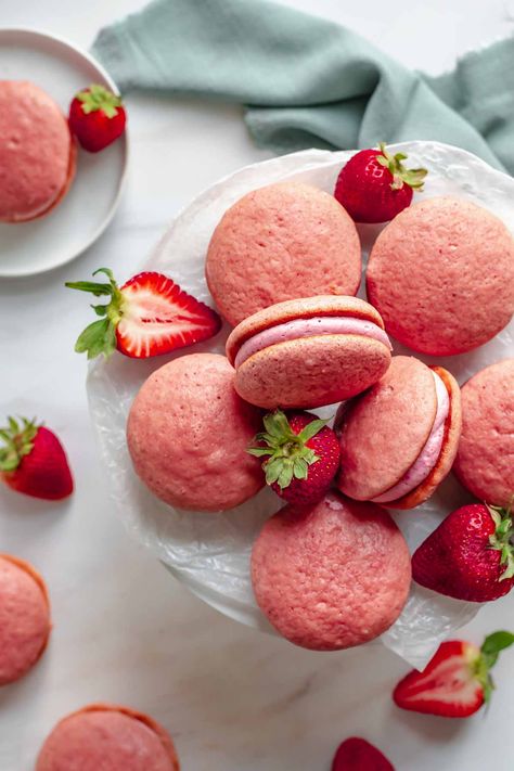 Strawberry Whoopie Pies Strawberry Whoopie Pies From Box Cake, Whoopie Pie Cake Recipe, Strawberry Whoopie Pies, Whoopie Pie Cake, Pie Cake Recipe, Salted Caramel Chocolate Cake, Mini Strawberry Cheesecake, Baking Lessons, Strawberry Cream Cheese Frosting