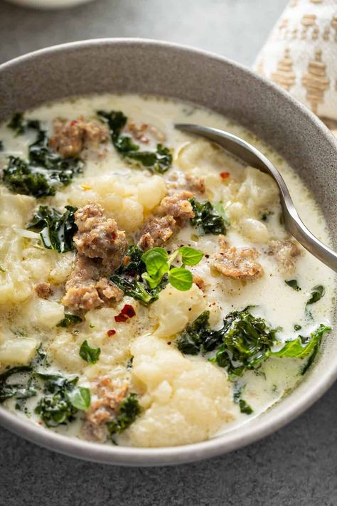 Low Carb Zuppa Toscana is packed with sausage, cauliflower, and kale for a lower-carb version of Olive Garden’s Zuppa Toscana soup. Cauliflower Zuppa Toscana Soup, Low Carb Winter Meals, Sausage Cauliflower, Cauliflower And Kale, Meal Train, Sleeve Recipes, Recipe Cauliflower, Keto Soups, Zuppa Toscana Soup