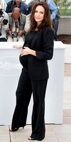 this is the overall look i would go for when i become pregnant Angelina Jolie Pregnant, Angelina Jolie Tattoo, Family Photo Outfits Winter, Brad And Angelina, Brad Pitt And Angelina Jolie, Angelina Jolie Photos, Fall Family Photo Outfits, Pregnant Celebrities, Stylish Maternity