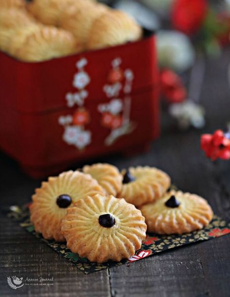 Orange Cookies 香橙曲奇 - Anncoo Journal Raya Cookies, Easy Delicious Cakes, Chinese New Year Cookies, Resepi Biskut, New Years Cookies, Orange Cookies, Delicious Cake Recipes, Healthy Food Blogs, Quick And Easy Recipes