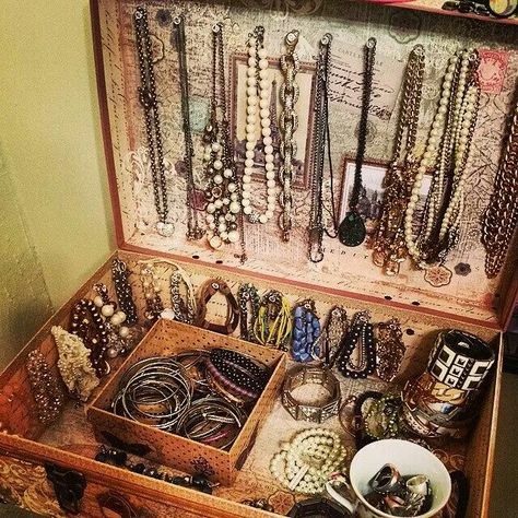 Suitcase Jewelry Box Diy, Old Suitcase Jewelry Display, Suitcase Jewelry Display Ideas, Suitcase Vendor Display, Large Jewelry Display, Suitcase Display Ideas, Suitcase Jewelry Display, Vintage Suitcase Ideas, Jewelry Booth Display