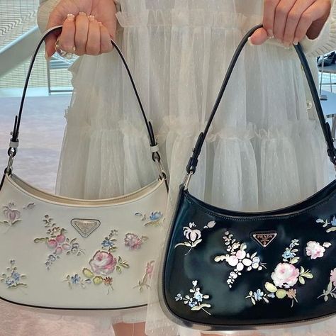 ayayaka1019 on April 10, 2024: "PRADA 2024FW preview🌼🍂 @prada #prada". Branded Bags Aesthetic, Prada Handbags Aesthetic, Cute Prada Bags, Prada Bag Aesthetic, Prada Handbags 2022, 2000s Prada Bag, Vintage Prada Shoulder Bag, Prada Aesthetic, Prada Nylon