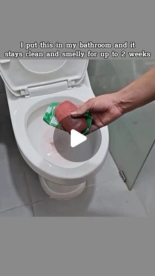 Clean Toilet Bowl, Cleaning Videos, Diy Cleaning Products Recipes, House Hacks, Easy Cleaning Hacks, Diy Cleaning Solution, Homemade Cleaning Solutions, Diy Toilet, Diy Cleaning Hacks