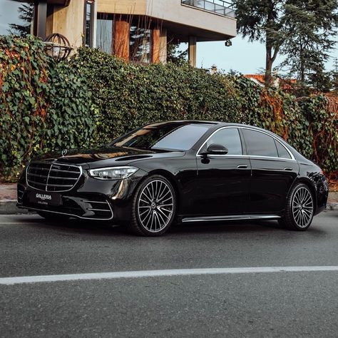 Blacked Out Cars, Black Mercedes, Mercedes Benz World, Black Mercedes Benz, Luxury Cars Range Rover, Mercedes Benz S550, Dream Cars Mercedes, Mercedes Benz S, Fast Sports Cars