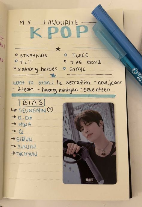 K Pop Sketchbook, Kpop Cute Drawings, Kpop Notes Ideas, K Pop Drawing Ideas, Kpop Journal Ideas First Page, Cute Drawings Kpop, Kpop Art Ideas, Skz Notebook Ideas, Kpop Notebook Ideas