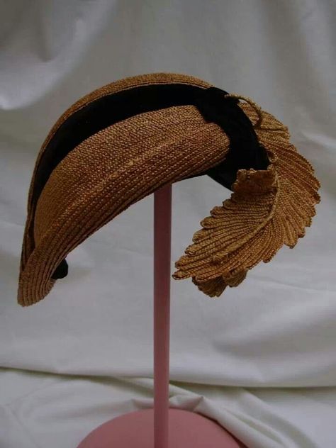 Straw hat with leaves Unusual Hats, Historical Hats, Hat Diy, Pretty Hats, Antique Hats, Larger Than Life, Hair Adornments, Hat Ideas, Straw Hats