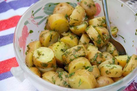 Becoming Gezellig: Dillpotatis (Swedish Potato Salad) Swedish Potato Salad, Midsummer Party, Potato Salad Dill, Dill Potatoes, Swedish Food, Vegetable Recipe, Swedish Dishes, Whats For Lunch, White Potatoes