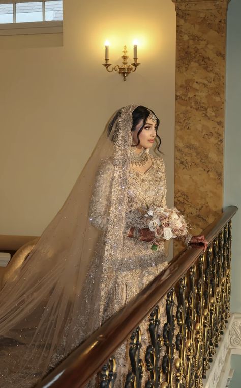 Pakistani Engagement Guest Outfit, Pakistani Bridal Wear Gold, Nikkah Bridal Outfit, Nikkah Inspo Dresses, Hijab Wedding Dresses Pakistani, Pakistani Bridal Wear White, Afghan Bridal Dress, Pakistani Wedding Outfits Bride, Nikah Outfit Muslim Pakistani Bridal