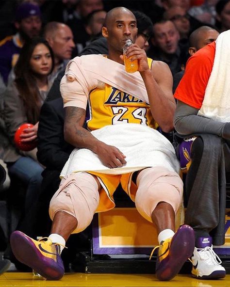 Formerly NBAonCourt on Instagram: “Kobe had so MANY injuries 🤕😫... Check this out 🤯” Kobe Brayant, Black Mamba Kobe, Kobe Bryan, Mamba Forever, Rip Kobe, Kobe Bryant Quotes, Nba Photos, Kobe Bryant 8, Mamba Mentality