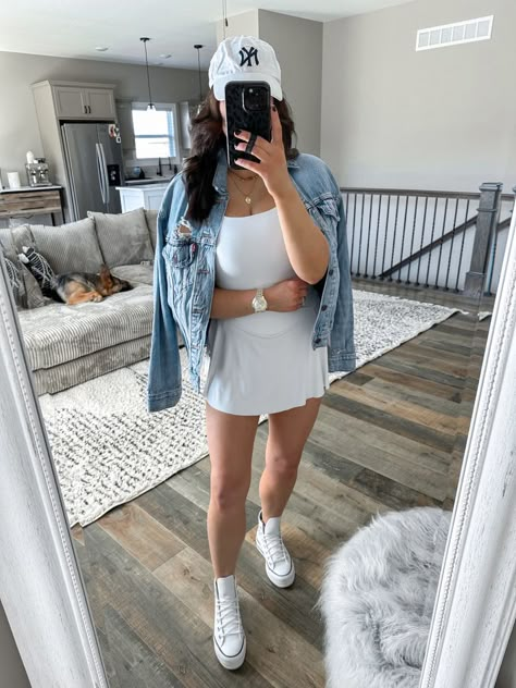 Mini Skirt And Sneakers Outfit Summer, Cute Tennis Skirt Outfits For Summer, Tennis Dress Outfit With Jacket, Active Skirt Outfit Casual, Tennis Skirt And Sneakers Outfit, White Golf Skirt Outfit, White Skort Outfit Ideas, Golf Skirt Outfit Street Styles, White Tennis Dress Outfit