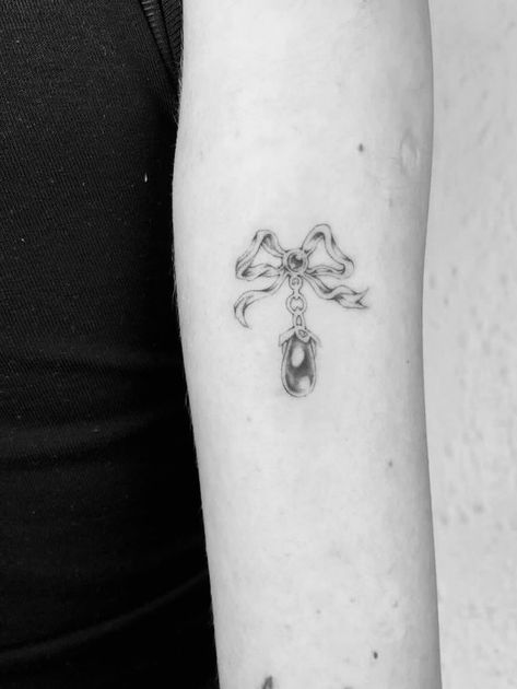 tattoo balletcore Tattoo Pearl, Pearl Tattoo, Pearl Ribbon, Ribbon Tattoos, Jewelry Tattoo, Ribbon Bow, Ribbon Bows, Tattoo Ideas, Ribbon