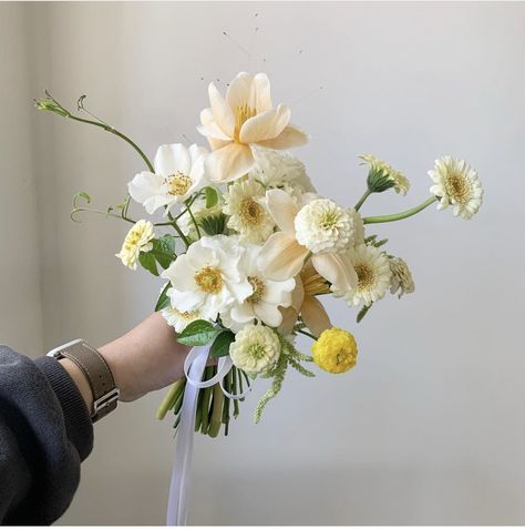 Buqet Flowers Prom, Loose Bouquet Wedding, Matilija Poppy Bouquet, Dainty Bridal Bouquet, Bridal Bouquet Sizes, Mini Bridesmaid Bouquet, Cosmo Bouquet, Small Wedding Bouquet, Wedding Bouquet Rustic