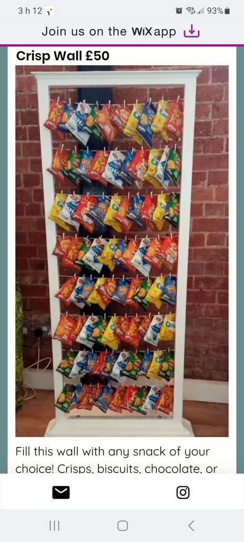 Retail Snack Display Ideas, Crisp Wall Party, Chip Wall Wedding, Diy Crisp Wall, Sweets Display Ideas, Chip Wall For Party, Candy Stand Ideas Display, Snack Wall Ideas, Party Chips Display