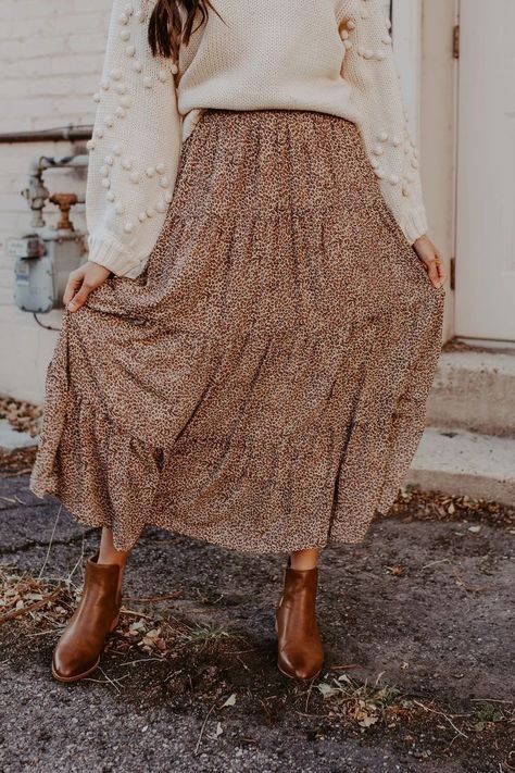 Spring Outfit Women, Skirt And Sweater, Diy Sy, Look Boho Chic, Mode Hippie, Cute Modest Outfits, Apostolic Fashion, Thrifted Outfits, Wardrobe Inspiration