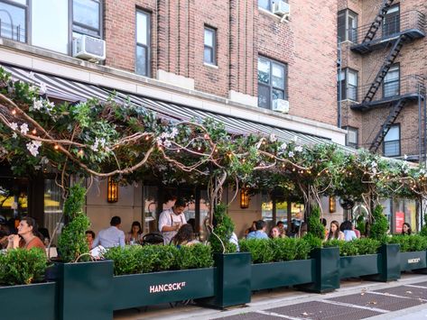 Outdoor Seating Area Restaurant, Restaurant Outdoor Seating Ideas, Restaurant Planters, Boxwood Wall, Outdoor Restaurant Patio, Pub Ideas, Activation Ideas, Restaurants Outdoor Seating, Cafe Exterior