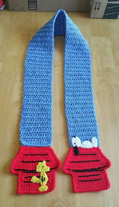 Snoopy and woodstock scarf Peanuts Crochet, Crocheted Scarves, Crochet Scarfs, Crocheted Scarf, Christmas Crochet Patterns, Scarf Crochet Pattern, Halloween Crochet, Crochet Cowl, Scarf Pattern