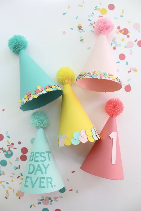 Party Hats Diy Template, Diy Birthday Party Hats, Party Hat Craft, Party Hat Template, Kids Party Hats, 1st Birthday Hats, Anniversaire Diy, Party Decor Ideas, Birthday Party Hats