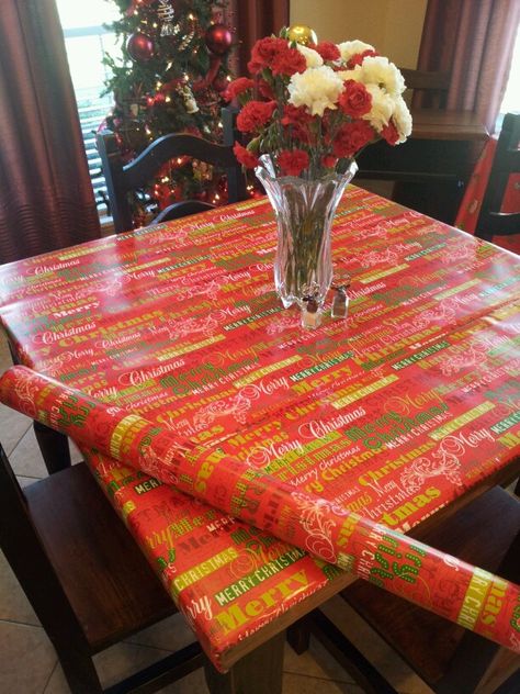 Use heavy duty wrapping paper as tablecloth.   Easy to clean up, quick to do, & cheap! Wrapping Paper Table Cloth, Preschool Christmas Party, Table Island, Cloth Ideas, Christmas Party Table, Christmas Tablecloth, Paper Table, Party Table Cloth, Brown Paper Bag