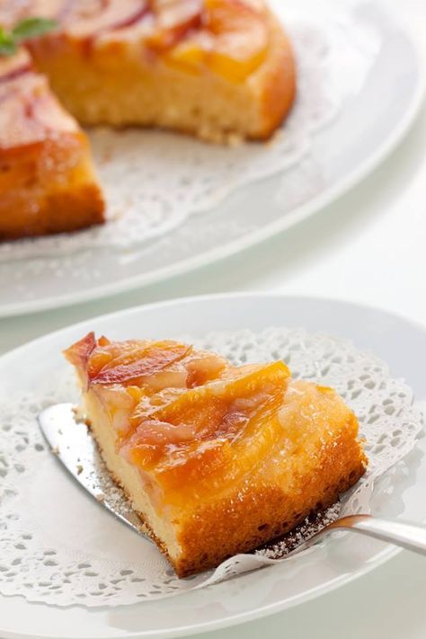 Moelleux caramélisé aux pêches Une sorte de tatin moelleuse !. #recettes #desserts Nectarine, Dessert Drinks, Cornbread, Macaroni And Cheese, Dessert Recipes, Yummy Food, Snacks, Fruit, Baking