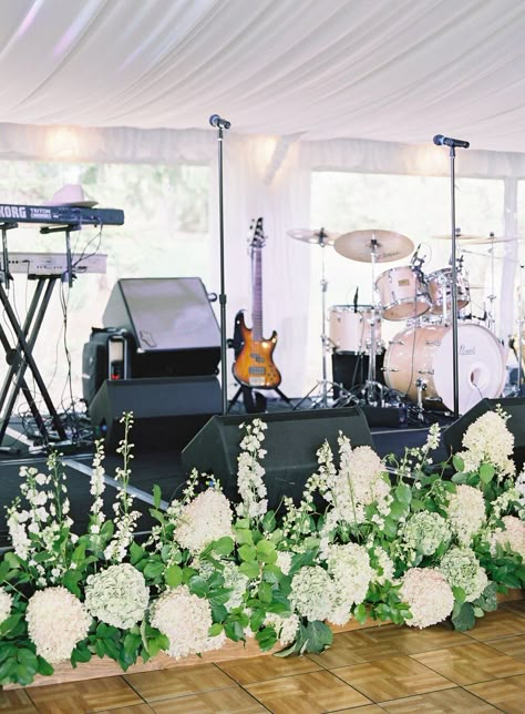 Flowers In Front Of Band Wedding, Wedding Band Stage Flowers, Stage Flowers Wedding, Band Stage Decor, Band Stage Design, Stage Flowers, Band Stage, Puglia Wedding, Venue Pictures