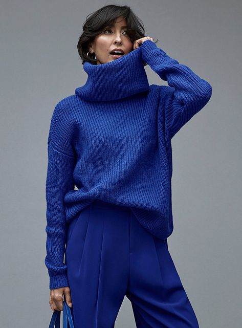 Colbolt Blue Outfit, Modern Winter Outfits, Blue Monochrome Outfit, Winter Outfits Work, Sweater Azul, Cobalt Blue Sweater, Blue Sweater Outfit, Winter Outfits For Women, Outfit Elegantes