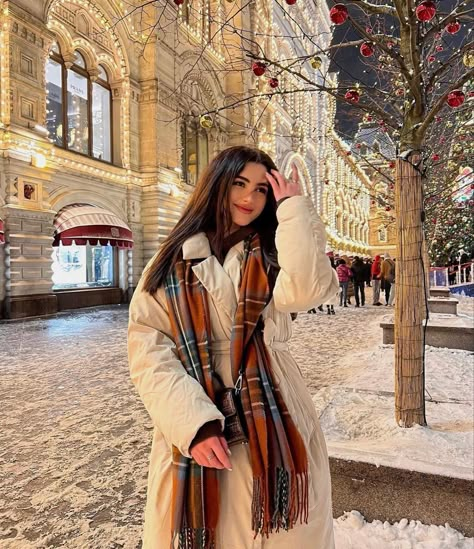 Moscow Outfit Cold Weather, Cute Instagram Pictures Winter, Winter Photoshoot City, Christmas Picture Ideas For Instagram, Coat Photoshoot Ideas, Cold Weather Outfits Winter, Snow Photoshoot, Winter Photoshoot, Snow Outfit