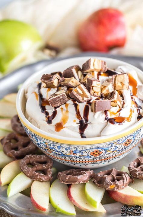 Caramel Snickers Cheesecake Dip - Cook With Manali Snickers Dip, Cheesecake Ideas, Apple Crumb Cakes, Chocolate Dip, Snickers Cheesecake, Cheesecake Parfaits, Sliced Apples, Caramel Dip, Caramel Tart