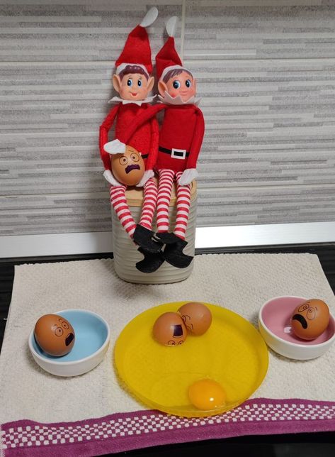 elf on the shelf Natale Christmas idee scherzi elfo Elf On The Shelf Broken Leg, Broken Egg, Elf Fun, Christmas Elves, Broken Leg, How To Cook Eggs, On The Shelf, 1st Christmas, Christmas Elf