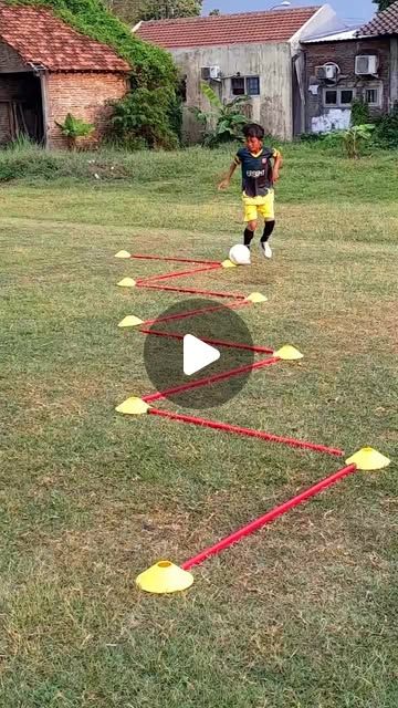 Seto Bowo on Instagram: "body feint  #tips #exercise #soccer #football #skill #reel #fb #fyp @sorotan" Football Skill, Soccer Practice Drills, Soccer Training Drills, Football Skills, Football Drills, Soccer Workouts, Soccer Practice, Soccer Drills, Football Training