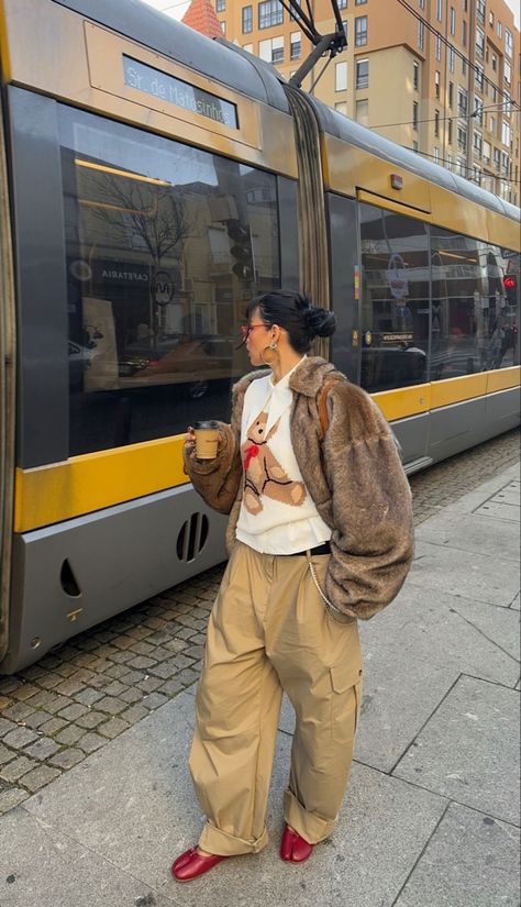 Tabi Street Style, Tabis Margiela Outfit, Tabi Ballerina Outfit, White Tabi Boots Outfit, Maison Margiela Tabi Outfit, Margiela Tabi Outfit, Tabi Outfit, Tabi Ballerina, Maximalist Outfits