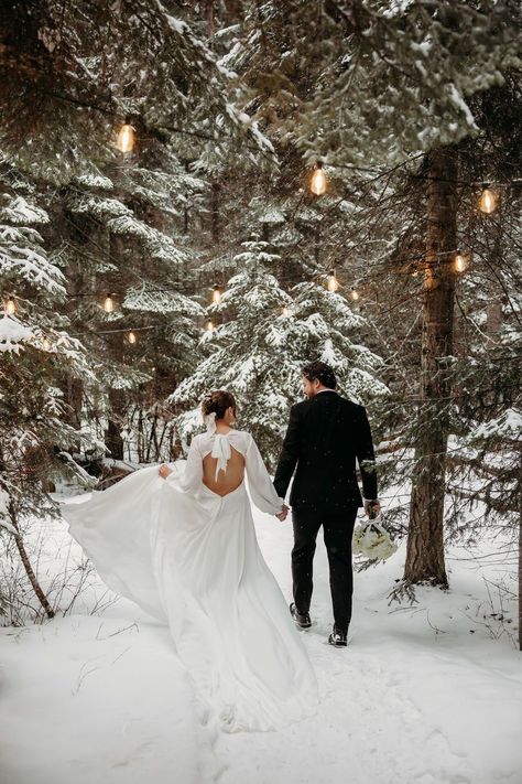 Destination Elopement Ideas in Montana | Montana Photographer | Elopement Pictures. Explore elegant outdoor winter wedding décor ideas that will leave you breathless and inspired to plan your own snowy escape. See winter elopement mountains, micro wedding winter, winter elopement reception and vintage winter elopement. Book Brogan to capture your dreamy winter elopement at photographybybrogan.com. Winter Wedding Pictures Outdoor, Winter Wedding Outdoor Photos, Moody Mountain Wedding, Winter Wedding Photoshoot, Winter Wedding Outside, Winter Wedding Photo Ideas, Black And White Winter Wedding, Winter Wedding Pictures, Elopement Mountains