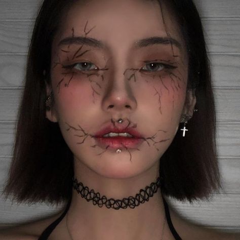 1990s Dress, Look Grunge, Alt Makeup, Halloween Makeup Inspiration, 90s Fashion Grunge, Alternative Makeup, Fashion Grunge, Edward Scissorhands, Edgy Makeup