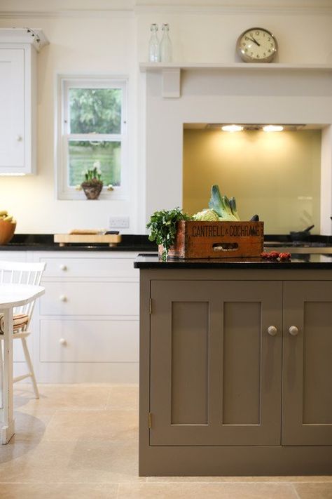 Charleston Gray Farrow & Ball Paint on Kitchen Island Small English Kitchen, Farrow And Ball Cabinets, Salon Drab Farrow And Ball, Cream And Oak Kitchen, Earth Tones Kitchen, Kitchen Organiser, Dark Green Kitchen, Paint Pallet, Cosy Kitchen