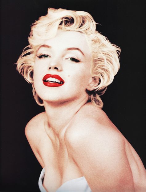 Marilyn Monroe photographed by Milton Greene, 1954. Milton Greene, Montgomery Clift, Tony Curtis, Mae West, Richard Avedon, Marilyn Monroe Photos, Norma Jean, Norma Jeane, Blonde Bombshell