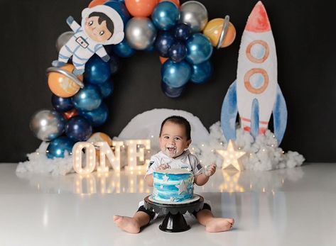 Space Birthday Photo Shoot, Space Theme Photoshoot, Baby Milestone Photos, Baby Birthday Themes, Space Birthday Party, Mini Cakes Birthday, Diy Balloon Decorations, Smash Cake Photoshoot, First Birthday Party Themes