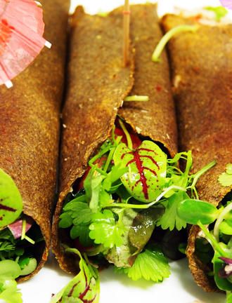 Raw Vegan Wraps, Raw Bread, Raw Wraps, Raw Food Diet Plan, Raw Food Ideas, Raw Eating, Vegan Tortilla, Raw Meals, Raw Vegan Food