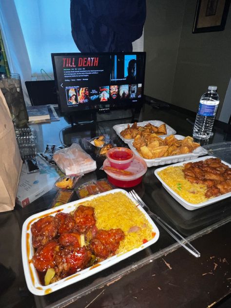 Chinese Food Date Night Aesthetic, First Date Food Ideas, Netflix Date Night Aesthetic, Netflix And Chill Food, Couples Movie Night At Home Date Ideas, Couple Food Date, Date Night Food At Home, Food Date Aesthetic, Fast Food Date