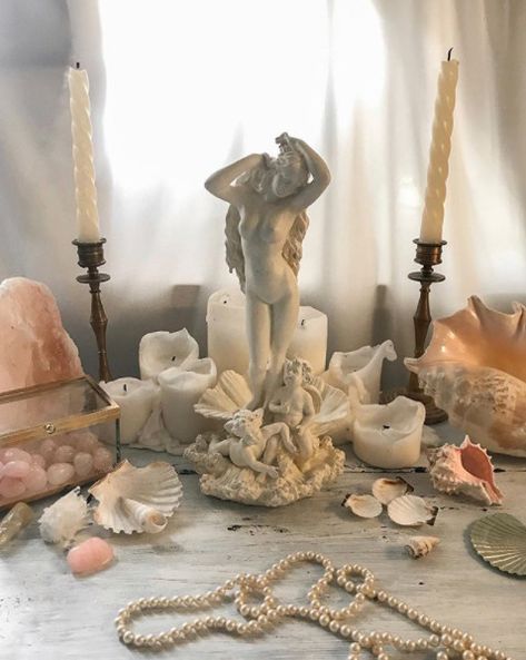 Aphrodite Aesthetic, Aphrodite Goddess, Seni Vintage, Mermaid Aesthetic, Wallpaper Ipad, Deco Boheme, Season Of The Witch, Goddess Of Love, Dreamy Room