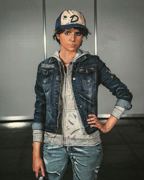 #clementine #twdg #twd #twdcosplay #twdgcosplay #telltalegames #telltalegamescosplay #cosplay #starsofcosplay #cosplaygirl #cosplayers… Clementine Cosplay, The Walking Dead Cosplay, Clementine Walking Dead, Comic Con Outfits, The Walking Dead Telltale, Beautiful Cosplay, Walking Dead Game, Model Inspo, Walking Dead