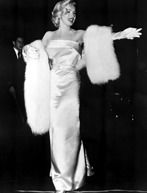 Istoria Modei, Estilo Marilyn Monroe, Mode Ulzzang, Marilyn Monroe Fashion, Vintage Hollywood Glamour, Joe Dimaggio, Fred Astaire, Marilyn Monroe Photos, Fur Stole