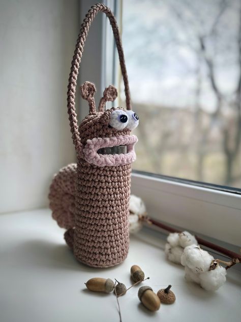 Crochet Tumbler Holder, Bottle Bag Pattern, Crochet Bottle Holder, Crochet Bottle Cover, Fantasy Crochet, Crochet Photography, Crochet Ladybug, Baby Bottle Holders, Baby Feeding Bottle