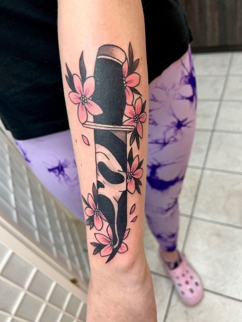 Spooky Background Tattoo, Girly Halloween Tattoo Ideas, Scream Tattoo With Flowers, No You Hang Up Scream Tattoo, Girly Ghostface Tattoo, Cute Ghost Face Tattoo, Ghost Face Knife Tattoo Ideas, Scream Tattoo Stencil, Saw Horror Tattoo