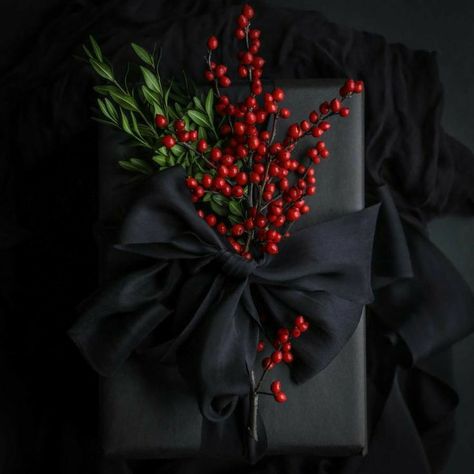 Black And Red Christmas Wrapping, Christmas Gift Wrapping Ideas 2024, Decorative Gift Boxes, Creative Corporate Gifts, Professional Gift Ideas, Cute Gift Wrapping Ideas, Black Wrapping Paper, Elegant Gift Wrapping, Wrapping Ideas