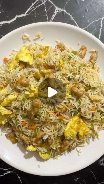 How To Prepare Fried Rice, Lunch Homemade, Turmeric Oil, Rice Chicken, Jollof Rice, Yummy Chicken, Homemade Noodles, Soya Sauce, Spring Onions