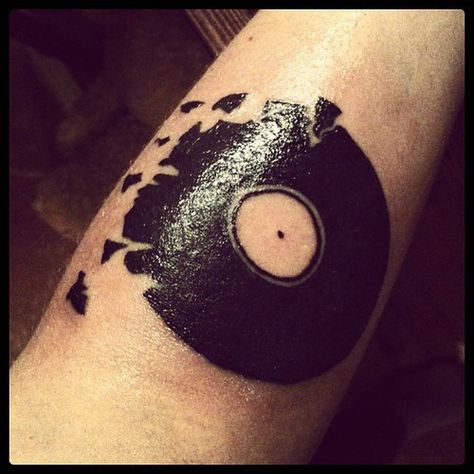 In these tattoos, you'll find everything from floppy disks to Polaroids to cassette tapes. Queue nostalgia... Aperture Tattoo, Record Tattoo, Tech Tattoo, Tattoo Filler, Wicked Tattoos, Music Tattoo, Best Tattoo Designs, Trendy Tattoos, Couple Tattoos