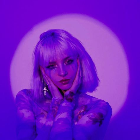 Neon Lighting Photoshoot, Purple Lighting Reference, Purple Aesthetic Photoshoot, Cute Concept Photoshoot, Purple Lighting Photography, Purple Photoshoot Ideas, Vaporwave Photoshoot, Violet Photoshoot, 80s Photoshoot Ideas