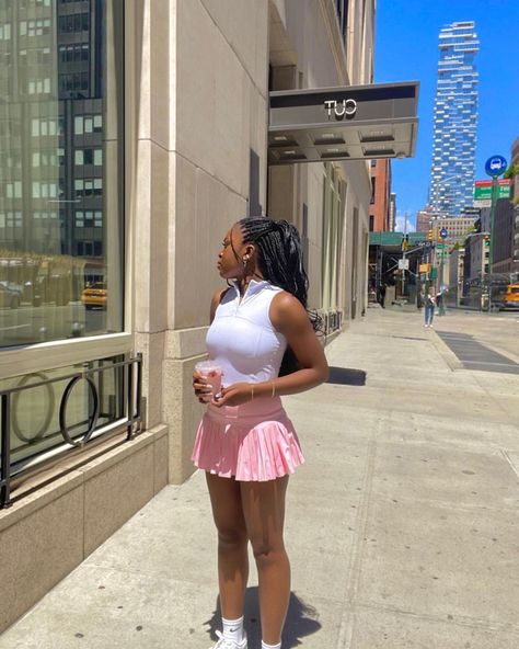 Pink Tennis Skirt Outfit Black Women, Tennis Skirt Outfit Black Women, Pink Tennis Skirt Outfit, Tennis Skirt Outfit Black, Tennis Skirt Outfit Summer, Pink Mini Skirt Outfit, Black Tennis Skirt Outfit, Pink Girly Outfits, Everyday School Outfits